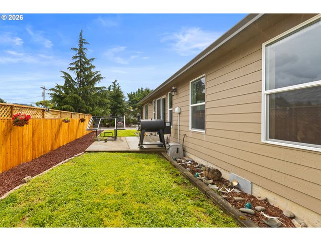 989 Se FAIRWAY Dr, Myrtle Creek, OR 97457