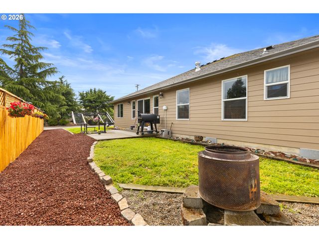 989 Se FAIRWAY Dr, Myrtle Creek, OR 97457
