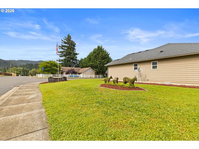 989 Se FAIRWAY Dr, Myrtle Creek, OR 97457