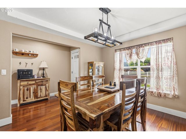 989 Se FAIRWAY Dr, Myrtle Creek, OR 97457
