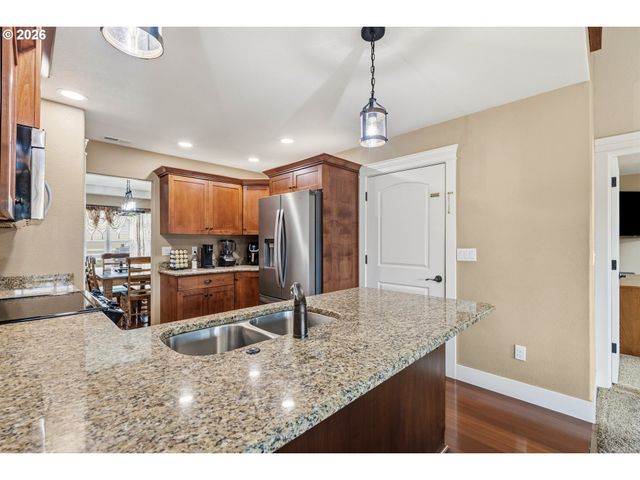 989 Se FAIRWAY Dr, Myrtle Creek, OR 97457