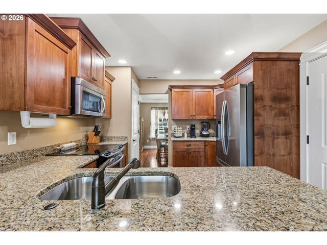 989 Se FAIRWAY Dr, Myrtle Creek, OR 97457