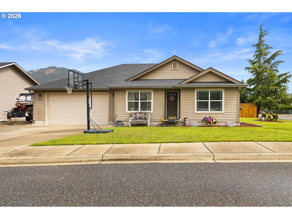 989 Se FAIRWAY Dr, Myrtle Creek, OR 97457