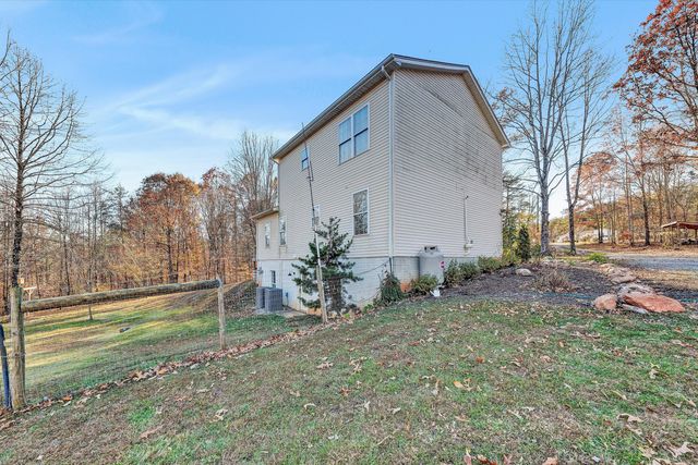 613 Pasley LN, Moneta, VA 24121