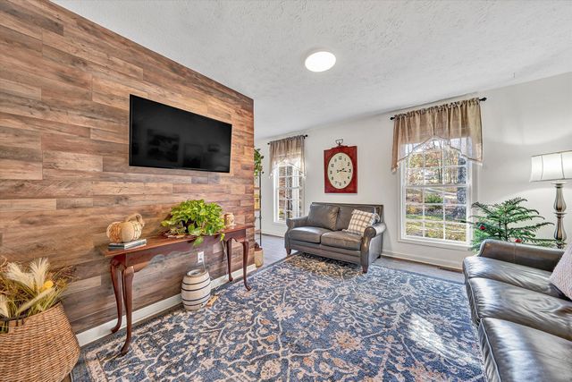 613 Pasley LN, Moneta, VA 24121