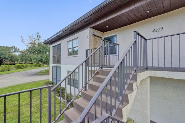 4225 S 57th Avenue E, Greenacres, FL 33463