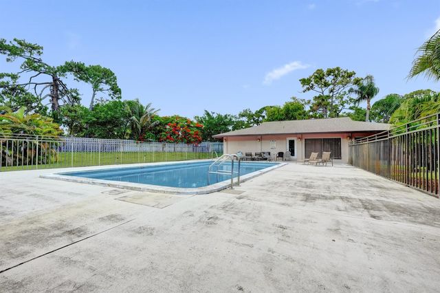 4225 S 57th Avenue E, Greenacres, FL 33463