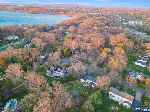 7 Jean Court, Old Tappan, NJ 07675