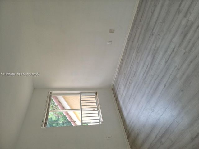 2420 NW 33rd St 1011, Oakland Park, FL 33309