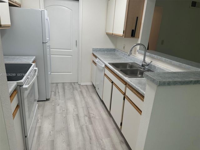 2420 NW 33rd St 1011, Oakland Park, FL 33309