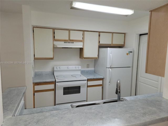 2420 NW 33rd St 1011, Oakland Park, FL 33309