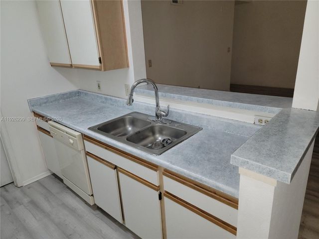 2420 NW 33rd St 1011, Oakland Park, FL 33309