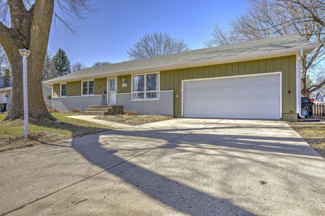 108 Mark Drive NE, Hutchinson, MN 55350