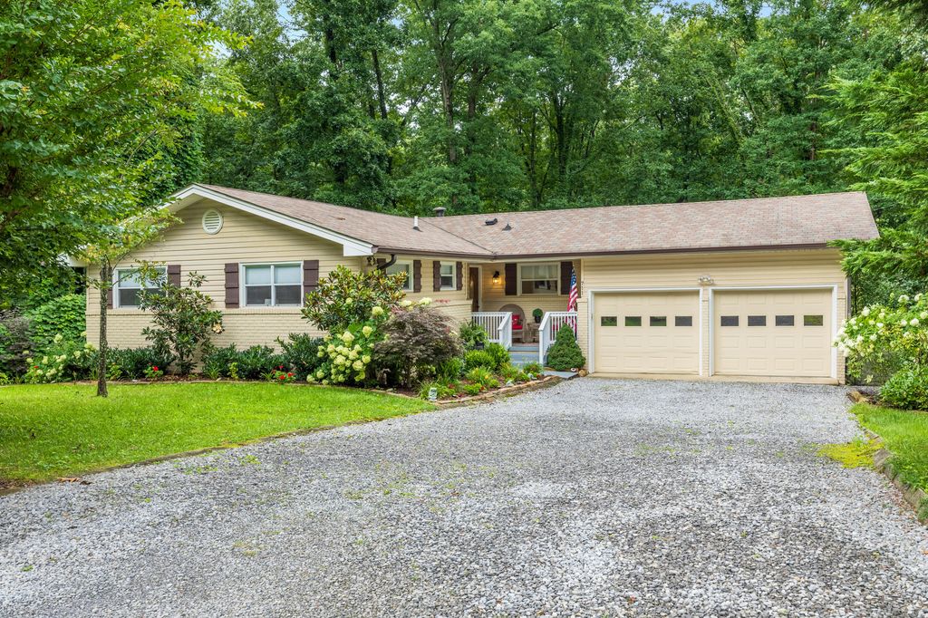 711 Cauthen Way, Signal Mountain, TN 37377