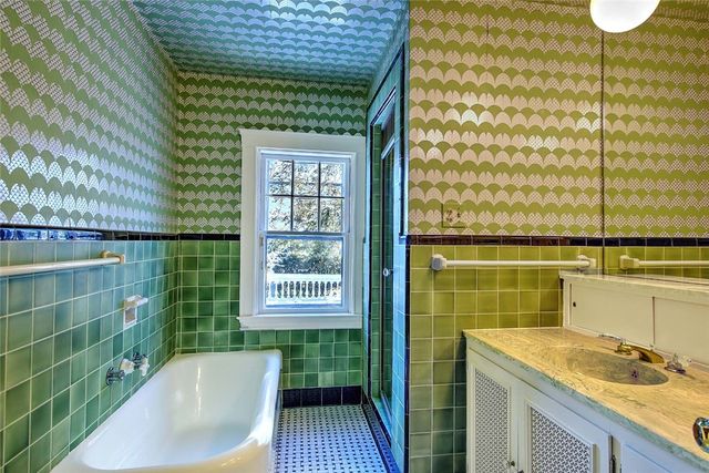 39 Harwich Road, Providence, RI 02906