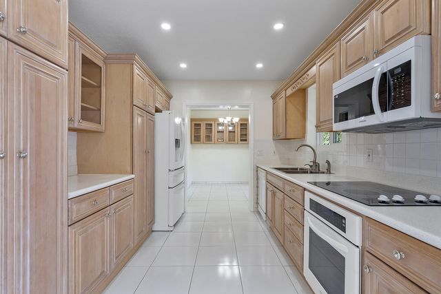 2475 NE 214th Street, Aventura, FL 33180