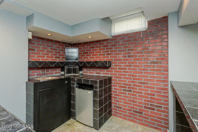 7109 S Springfield Hills Drive, Holland, OH 43528