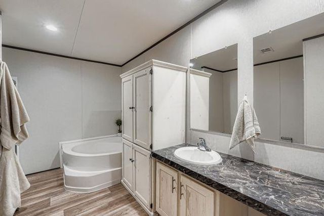 130 Zafiro LN, Del Valle, TX 78617