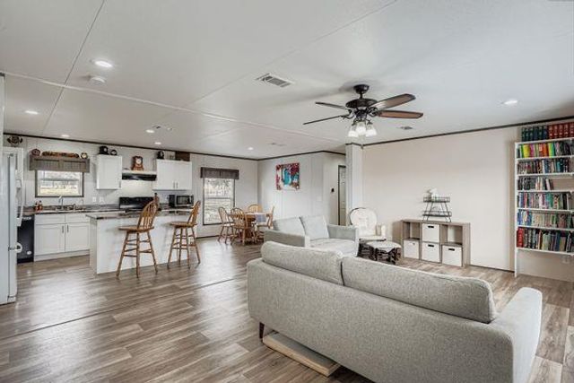 130 Zafiro LN, Del Valle, TX 78617