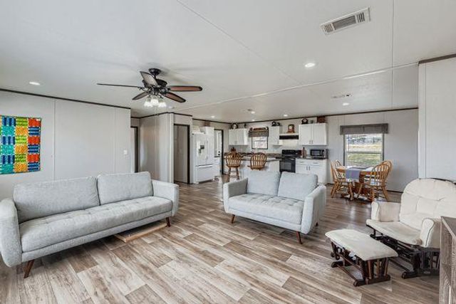 130 Zafiro LN, Del Valle, TX 78617