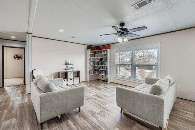 130 Zafiro LN, Del Valle, TX 78617