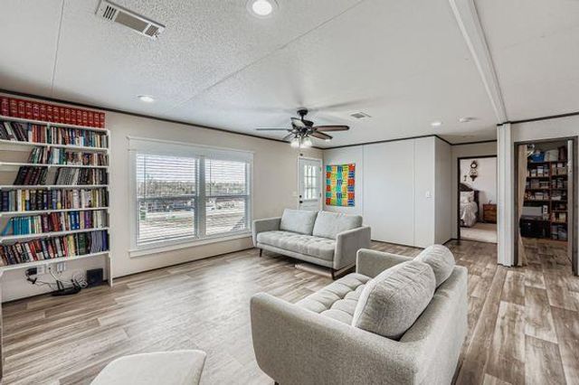 130 Zafiro LN, Del Valle, TX 78617