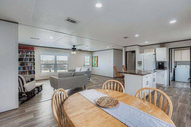 130 Zafiro LN, Del Valle, TX 78617