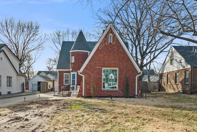 153 N Parkwood Ln, Wichita, KS 67208