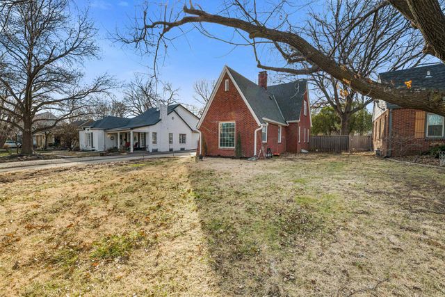 153 N Parkwood Ln, Wichita, KS 67208