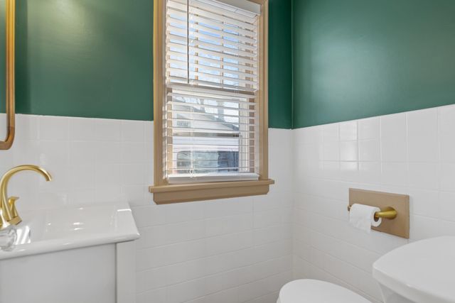 153 N Parkwood Ln, Wichita, KS 67208