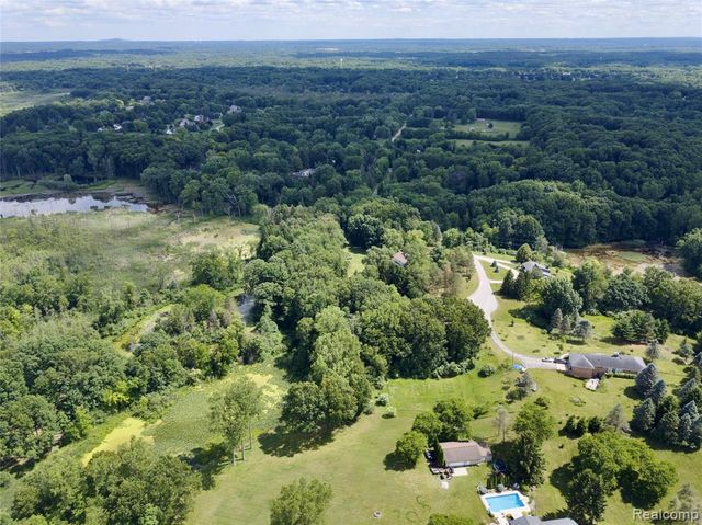 4277 Tux Lane, Milford, MI 48380