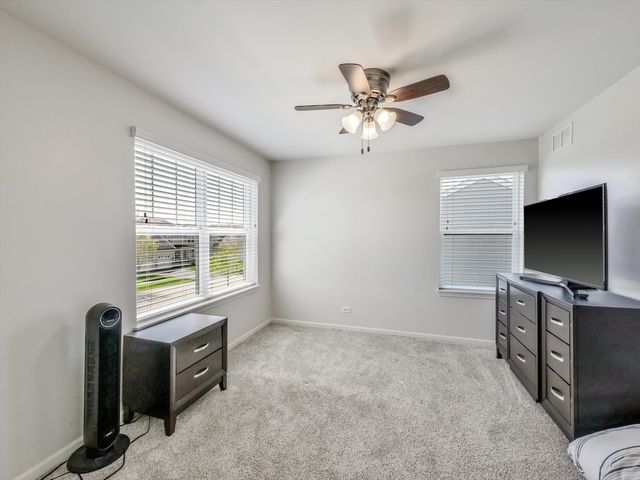 32 Catamaran Circle, Pingree Grove, IL 60140