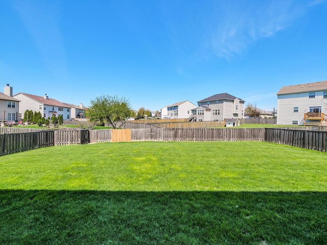 32 Catamaran Circle, Pingree Grove, IL 60140