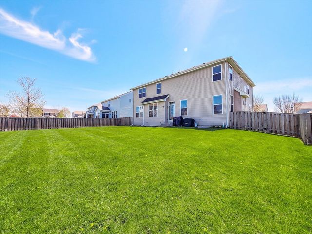 32 Catamaran Circle, Pingree Grove, IL 60140