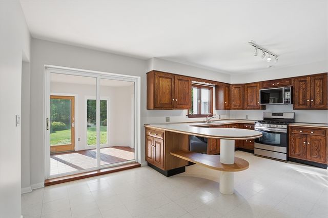 106 Bolton Rd, Harvard, MA 01451