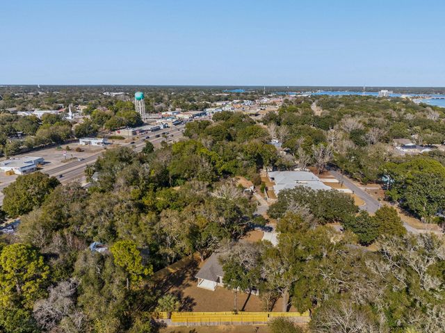 228 NE Greenbrier Circle, Fort Walton Beach, FL 32547