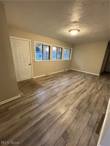 2426 Montgomery Avenue NW, Warren, OH 44485