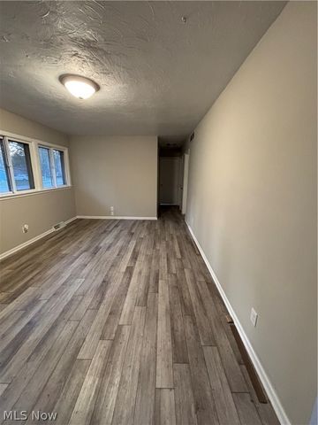 2426 Montgomery Avenue NW, Warren, OH 44485