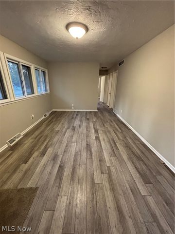 2426 Montgomery Avenue NW, Warren, OH 44485