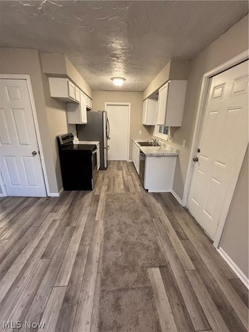 2426 Montgomery Avenue NW, Warren, OH 44485