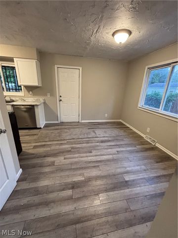 2426 Montgomery Avenue NW, Warren, OH 44485