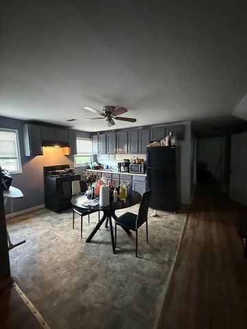 10230 S Yates Boulevard, Chicago, IL 60617