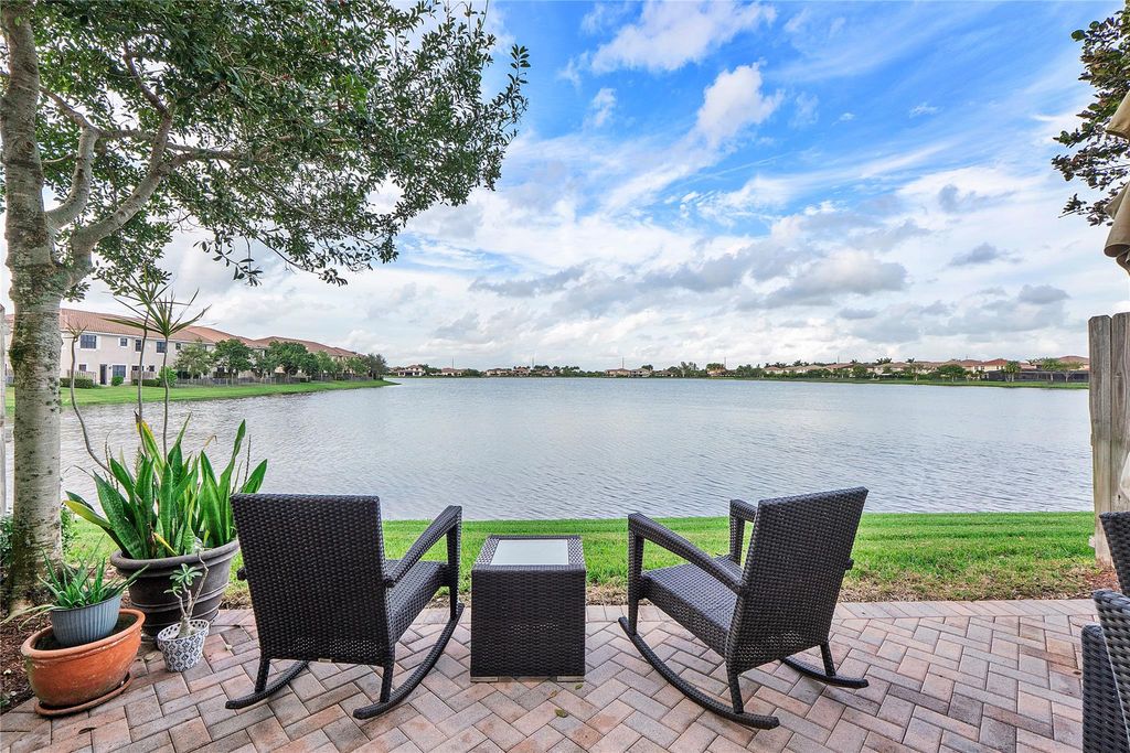 9585 Town Parc Cir N, Parkland, FL 33076