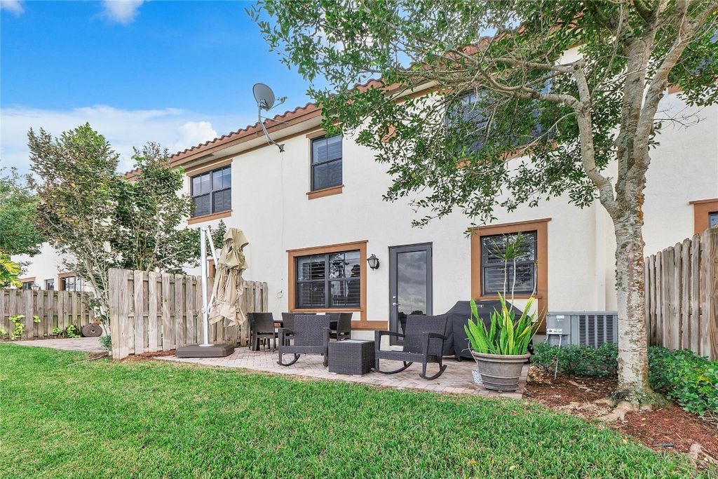 Image 23 of property listing at 9585 Town Parc Circle, Parkland, FL 33076