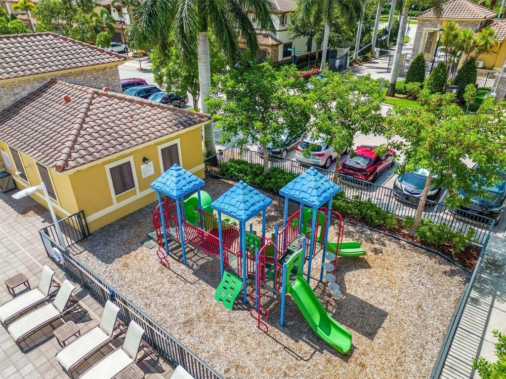 Image 26 of property listing at 9585 Town Parc Circle, Parkland, FL 33076