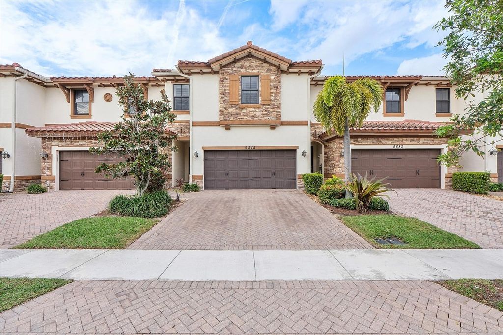 Image 3 of property listing at 9585 Town Parc Circle, Parkland, FL 33076