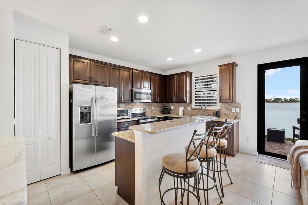 Image 7 of property listing at 9585 Town Parc Circle, Parkland, FL 33076