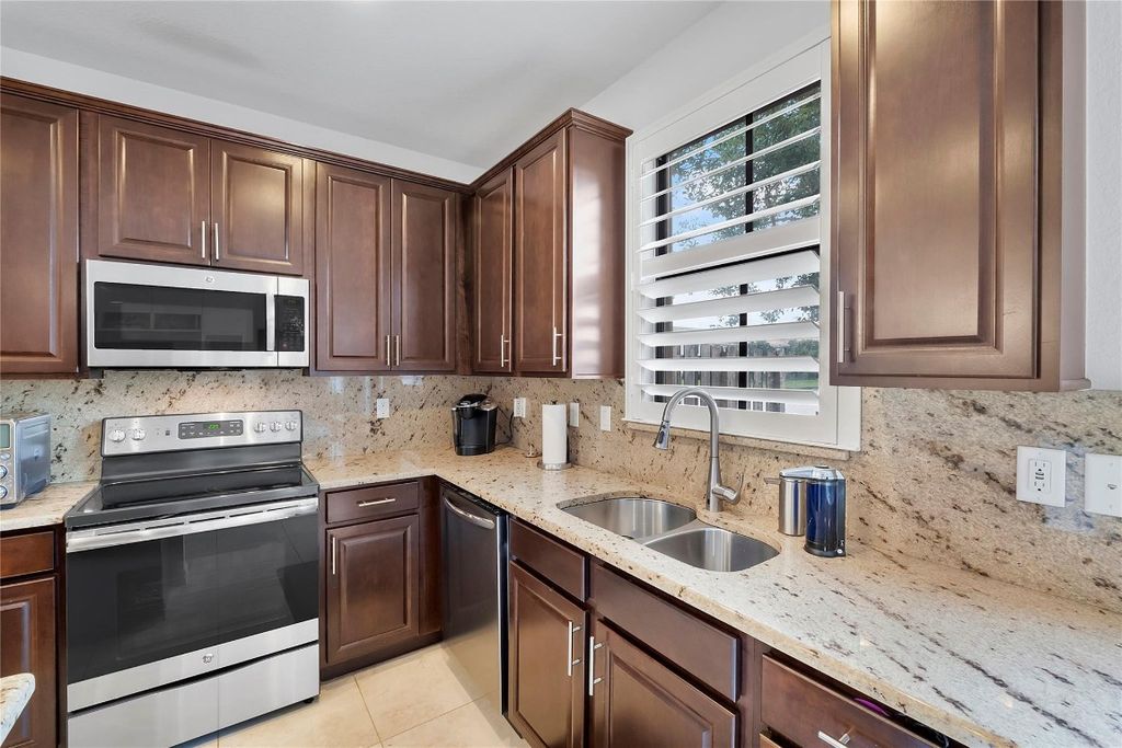 Image 8 of property listing at 9585 Town Parc Circle, Parkland, FL 33076