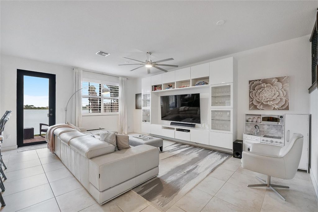 Image 9 of property listing at 9585 Town Parc Circle, Parkland, FL 33076