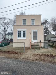 15 RAILROAD AVE, Paulsboro, NJ 08066